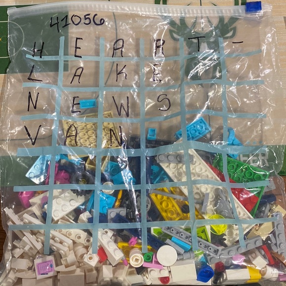 Lego Friends Heartlake News Van set (41056) - Picture 2 of 2